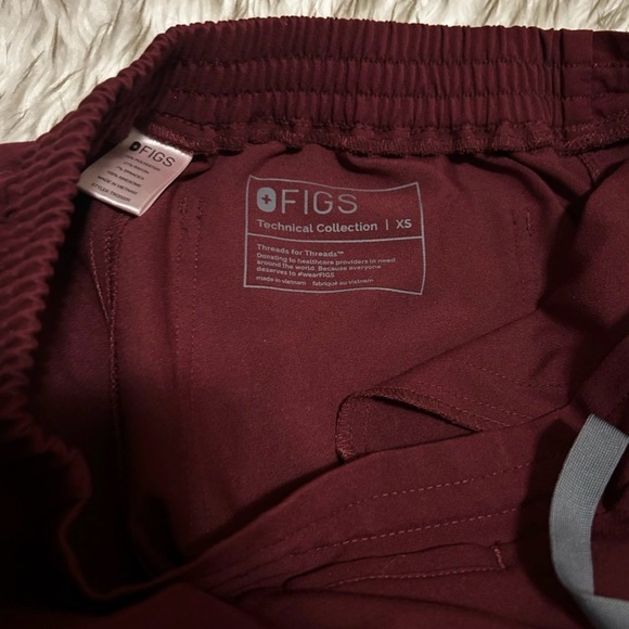 Figs burgundy scrub set - Picture 4 of 7